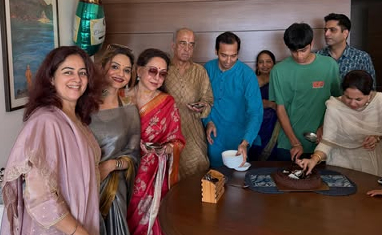Actress Madhubala special moments With Family Photos9