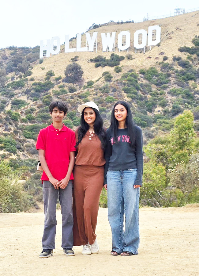 Heroine Laya Family Time Photos9