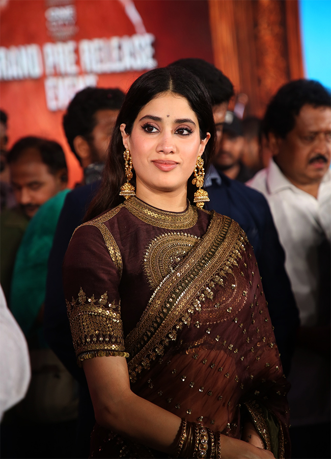 Peddi Movie : Actress Janhvi Kapoor Viral Photos10