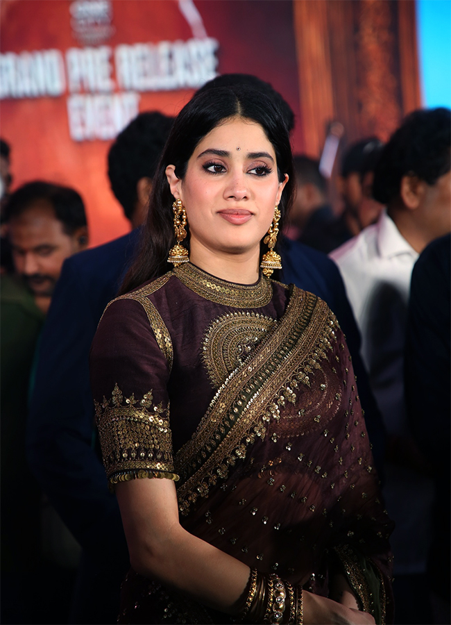 Peddi Movie : Actress Janhvi Kapoor Viral Photos11