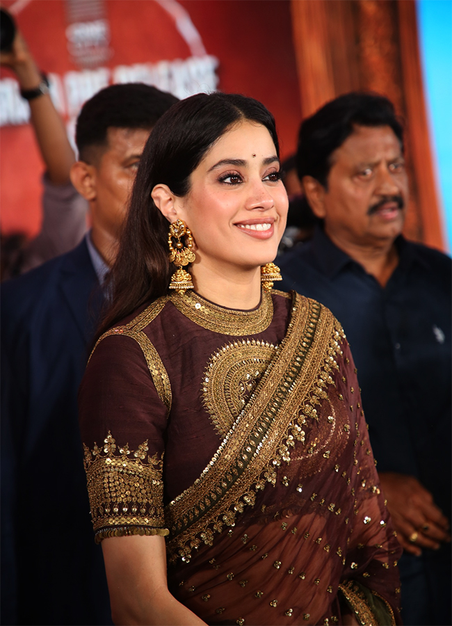 Peddi Movie : Actress Janhvi Kapoor Viral Photos13