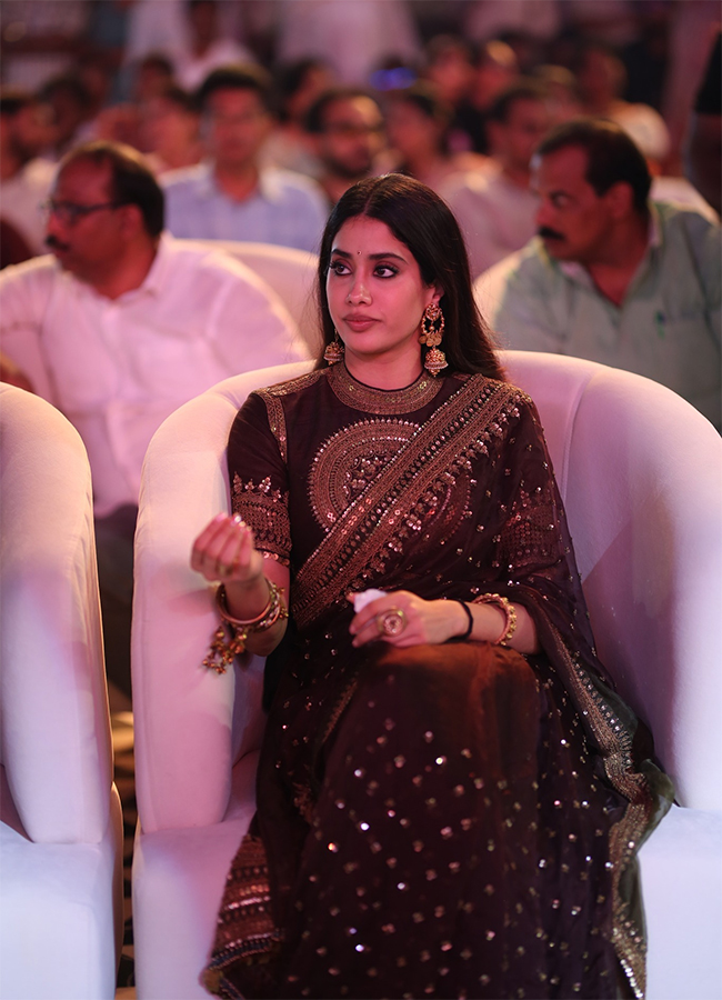 Peddi Movie : Actress Janhvi Kapoor Viral Photos14