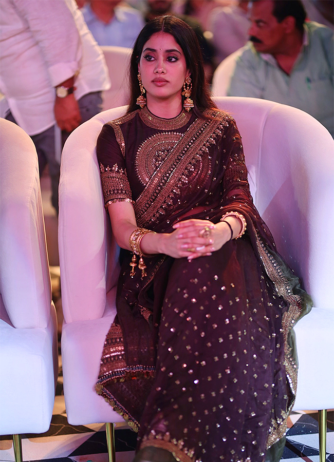 Peddi Movie : Actress Janhvi Kapoor Viral Photos15