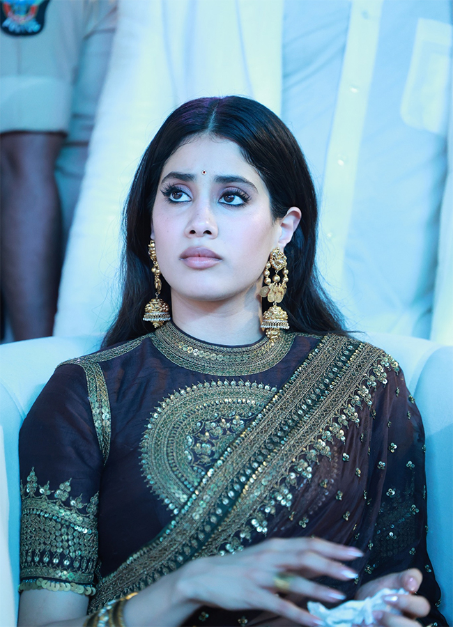 Peddi Movie : Actress Janhvi Kapoor Viral Photos21