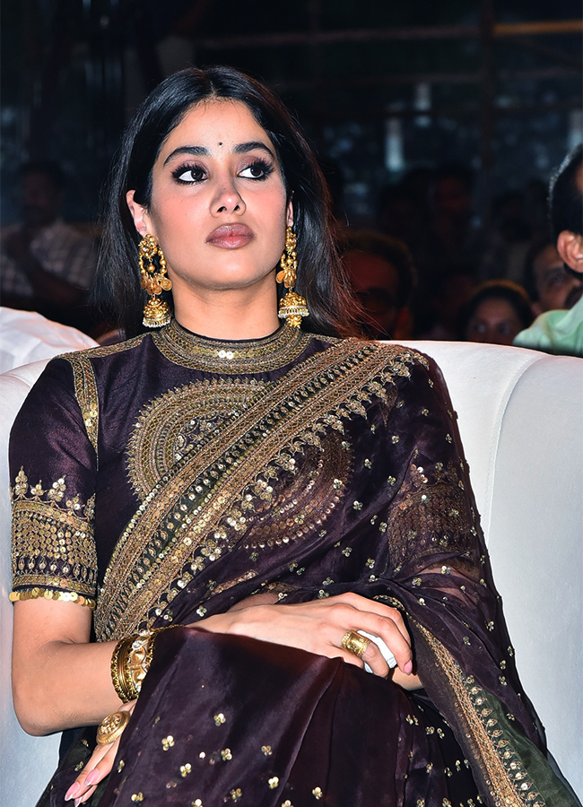 Peddi Movie : Actress Janhvi Kapoor Viral Photos4