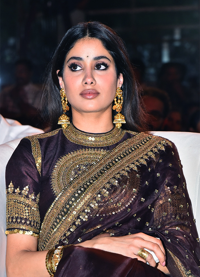 Peddi Movie : Actress Janhvi Kapoor Viral Photos7