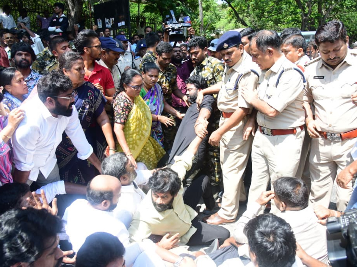 YSRCP Leaders Protest At Tirumala Alipiri HD Photos13