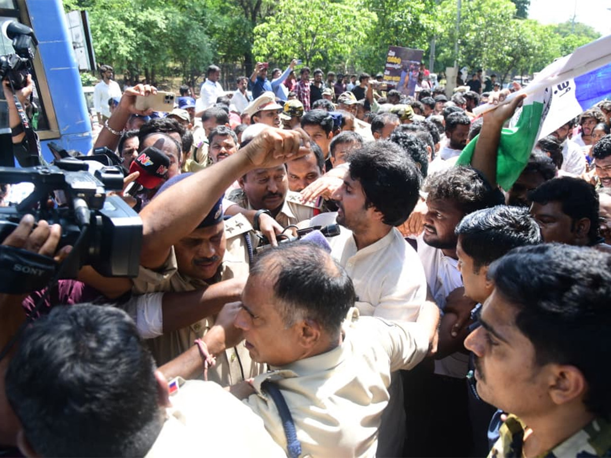 YSRCP Leaders Protest At Tirumala Alipiri HD Photos15