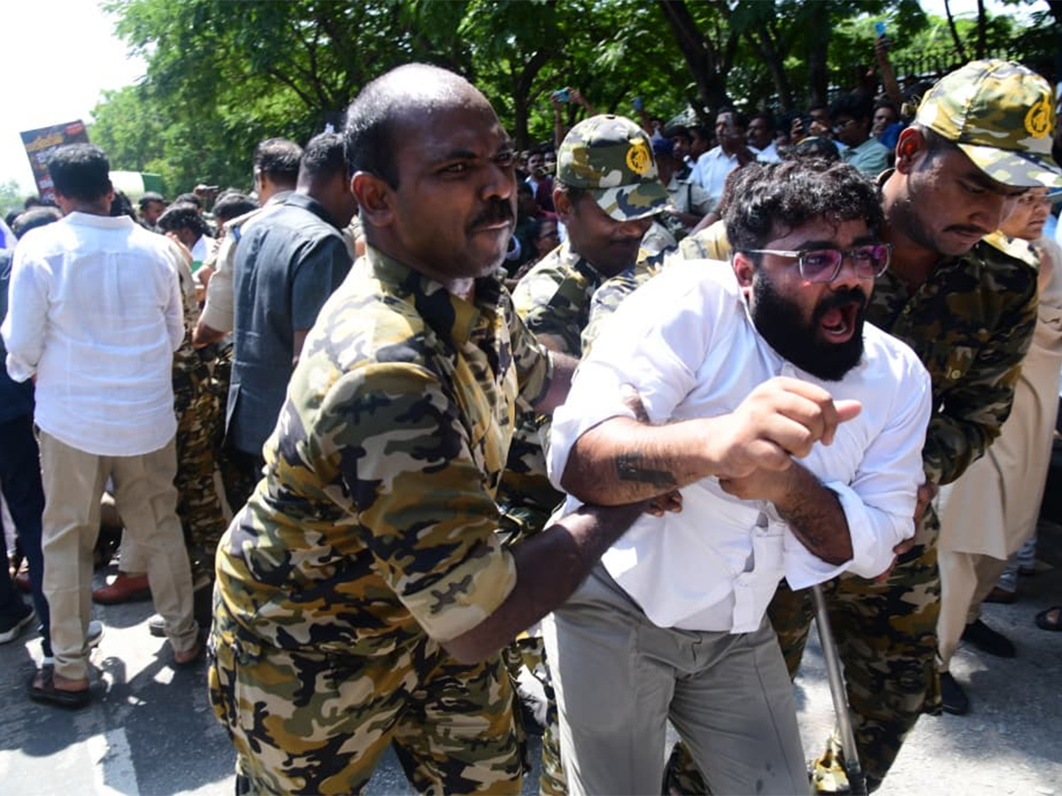 YSRCP Leaders Protest At Tirumala Alipiri HD Photos17