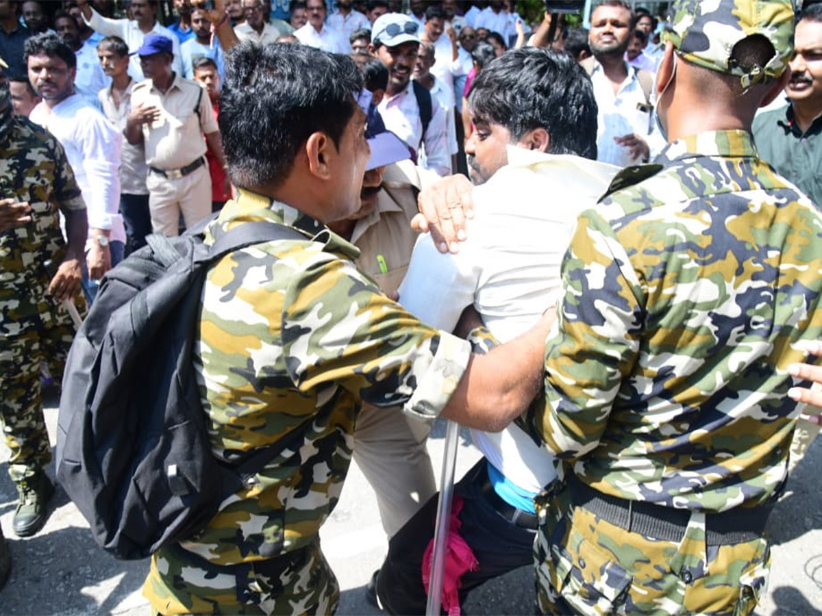 YSRCP Leaders Protest At Tirumala Alipiri HD Photos18