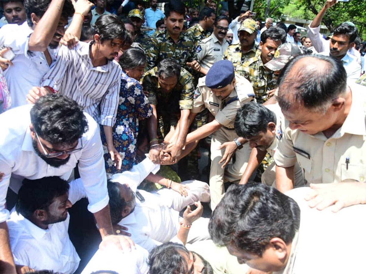 YSRCP Leaders Protest At Tirumala Alipiri HD Photos19