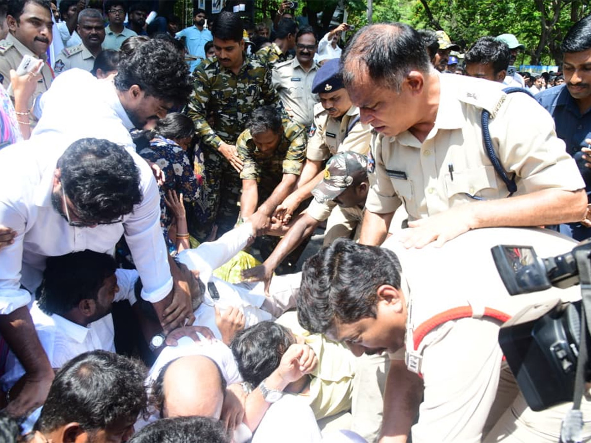YSRCP Leaders Protest At Tirumala Alipiri HD Photos21