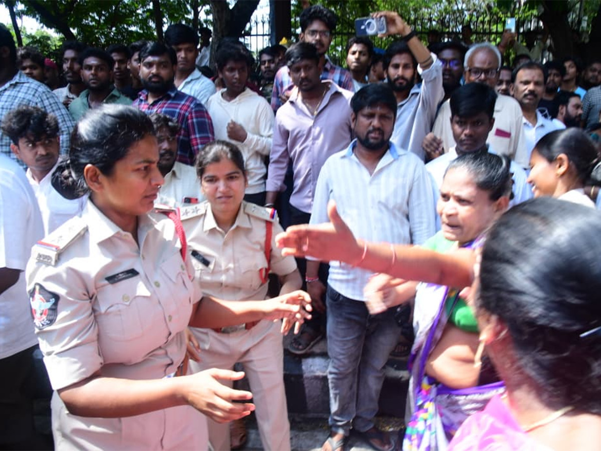 YSRCP Leaders Protest At Tirumala Alipiri HD Photos25