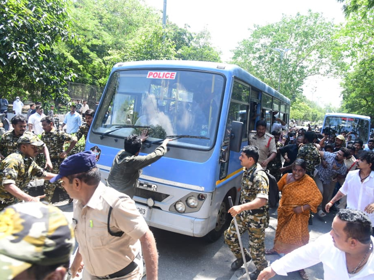 YSRCP Leaders Protest At Tirumala Alipiri HD Photos8