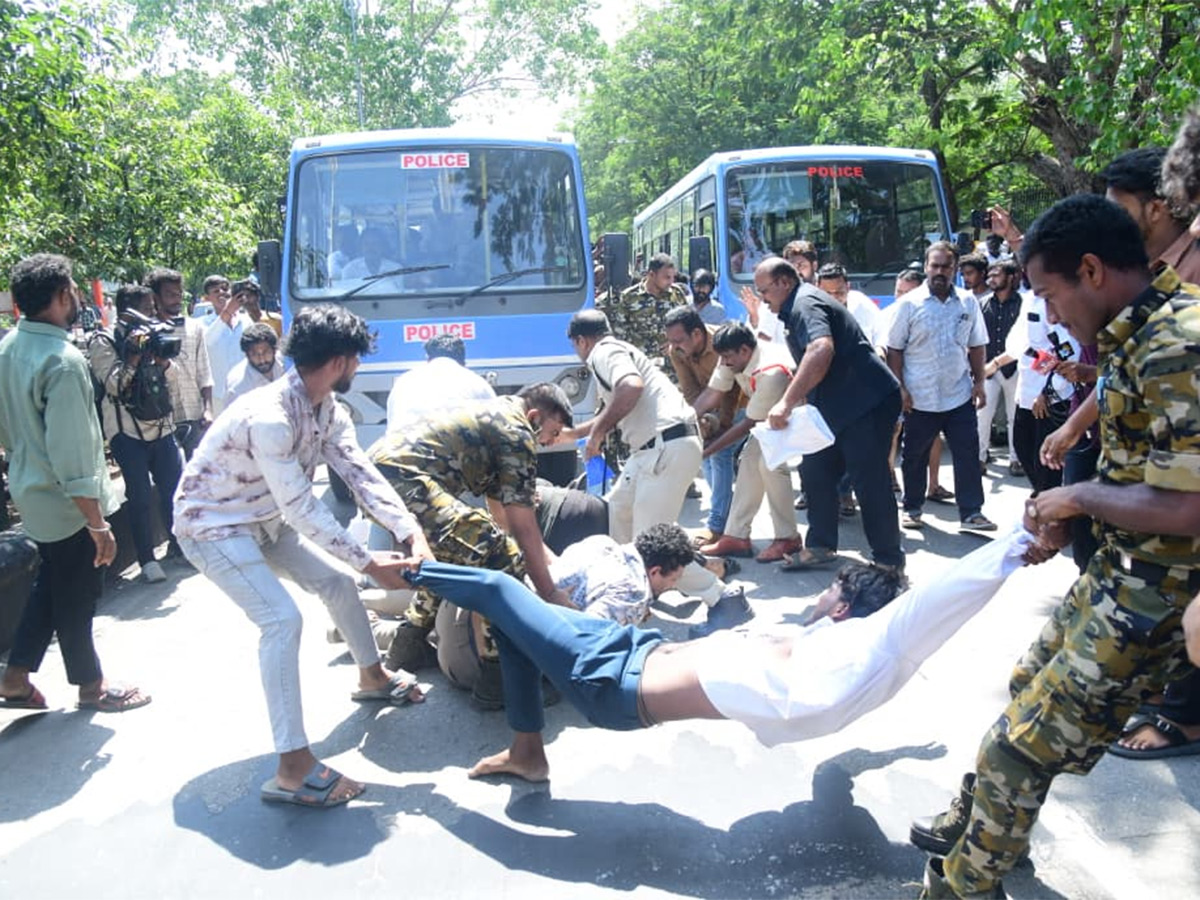 YSRCP Leaders Protest At Tirumala Alipiri HD Photos9