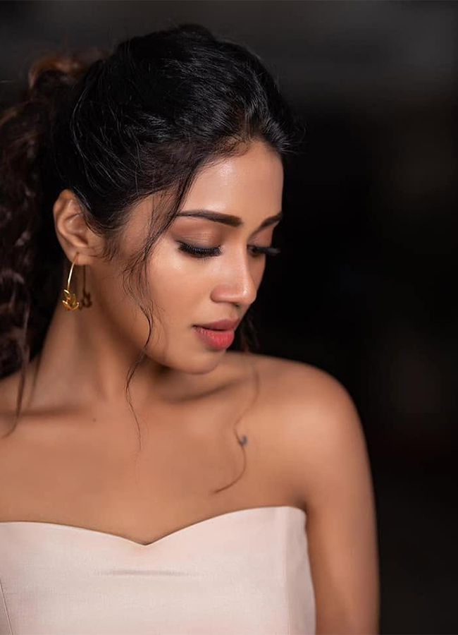 Actress Nivetha Pethuraj HD Photos2