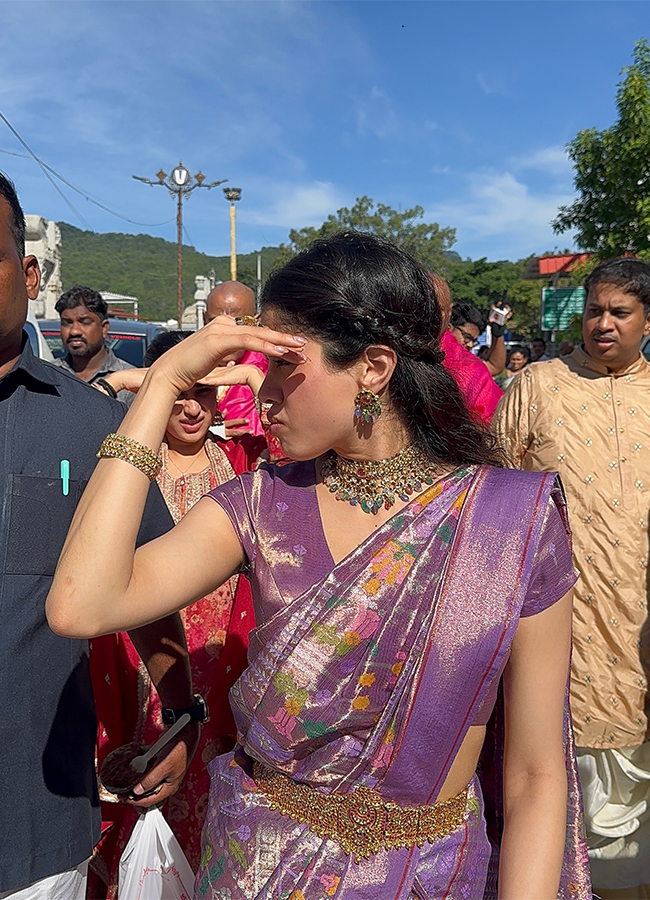 Peddi Actress Janhvi Kapoor Visit Tirumala Viral Photos11