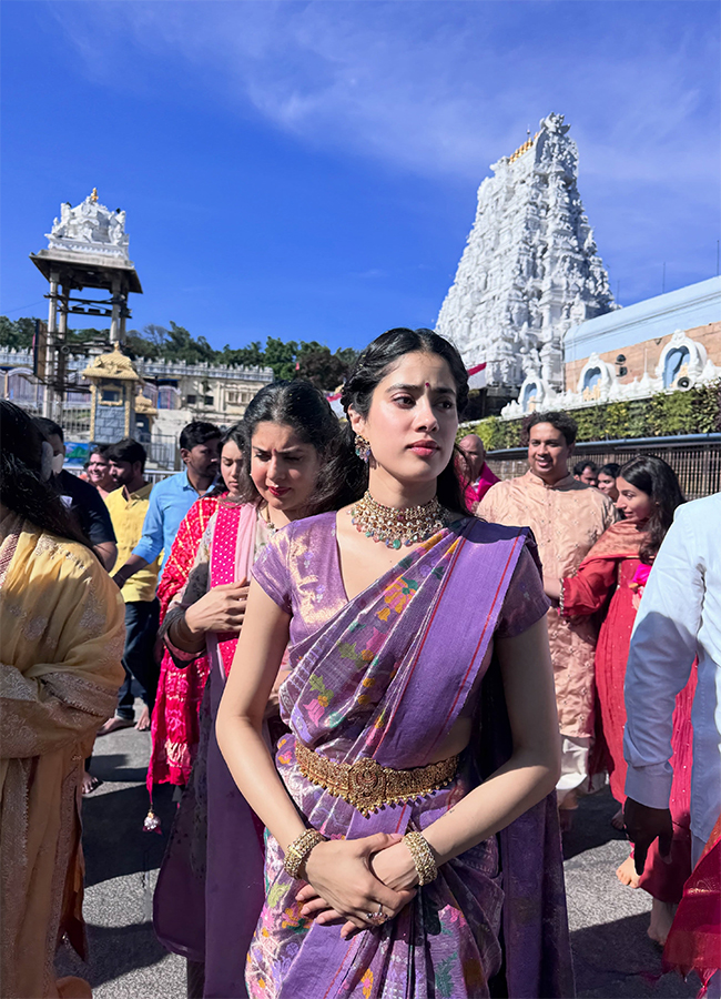 Peddi Actress Janhvi Kapoor Visit Tirumala Viral Photos2