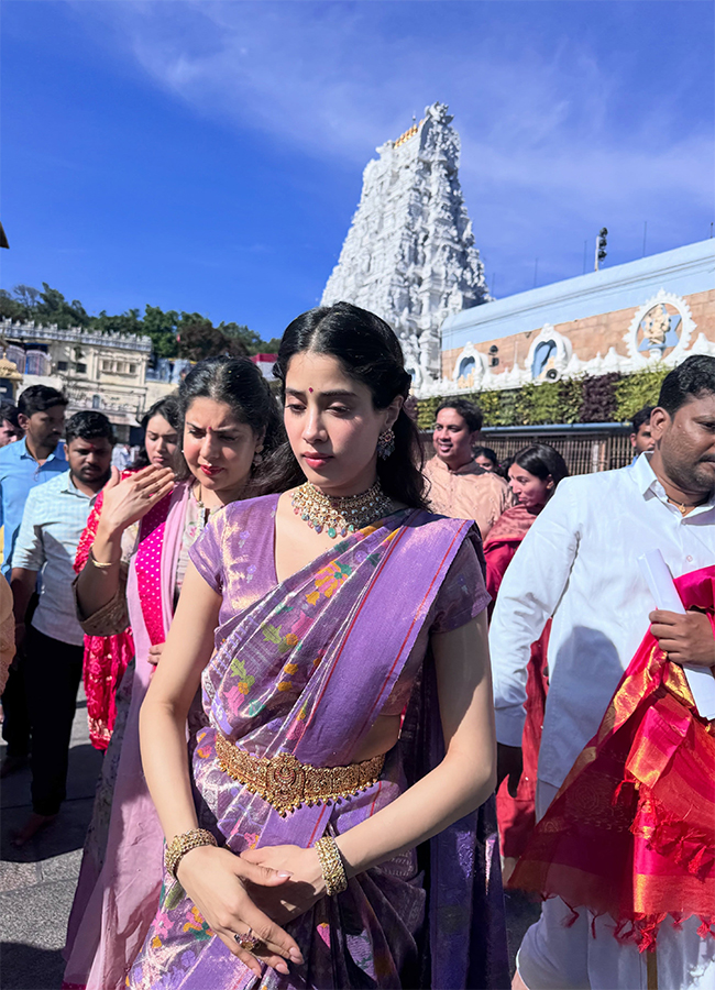 Peddi Actress Janhvi Kapoor Visit Tirumala Viral Photos3