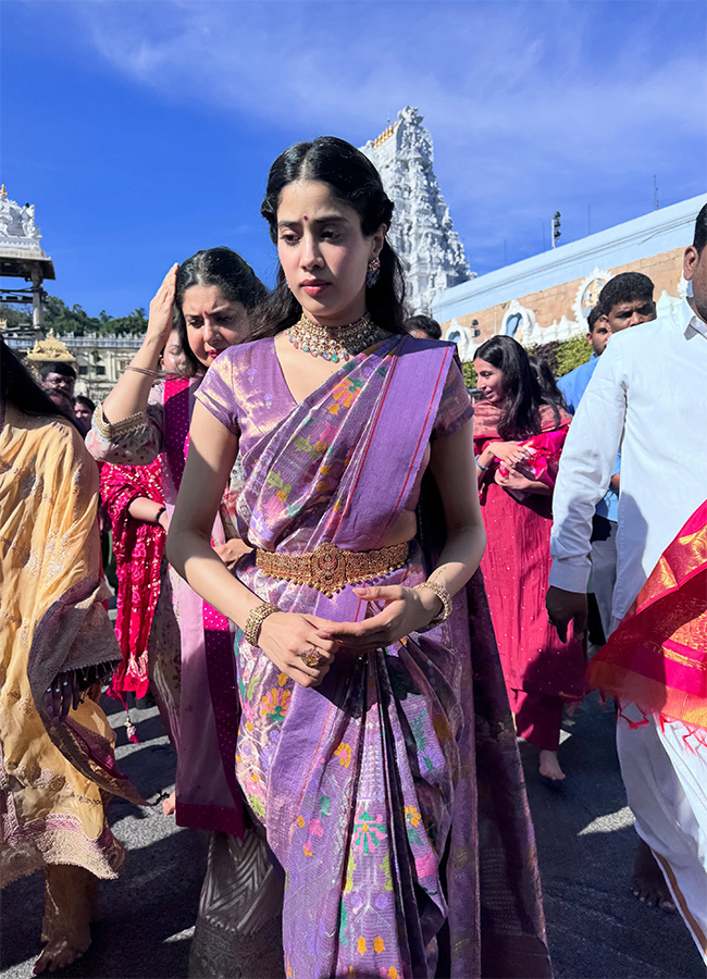 Peddi Actress Janhvi Kapoor Visit Tirumala Viral Photos4