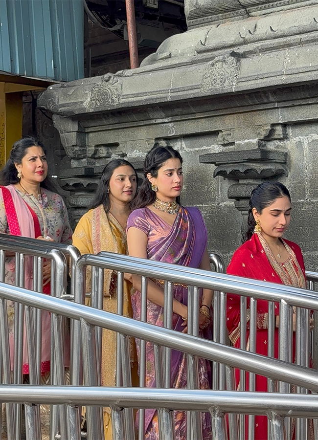 Peddi Actress Janhvi Kapoor Visit Tirumala Viral Photos5