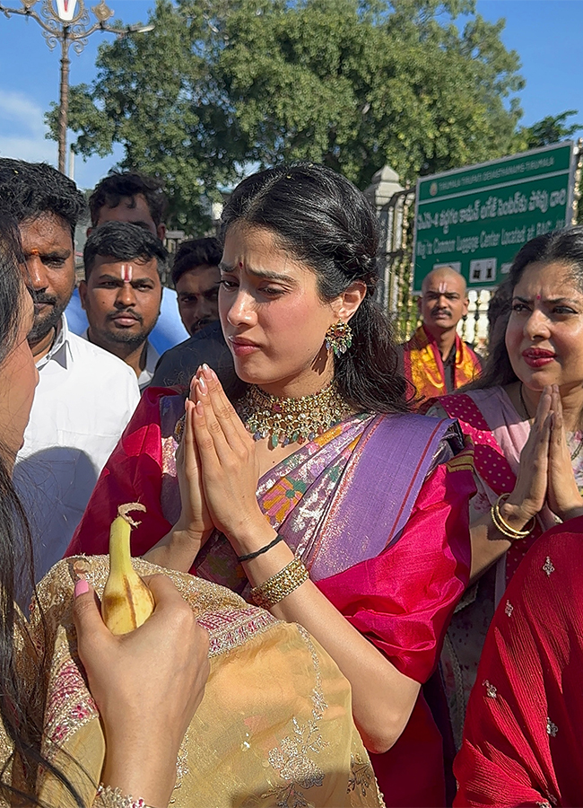 Peddi Actress Janhvi Kapoor Visit Tirumala Viral Photos6