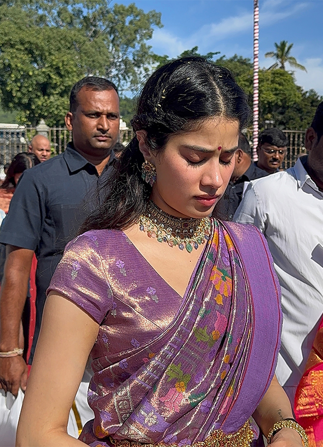 Peddi Actress Janhvi Kapoor Visit Tirumala Viral Photos9
