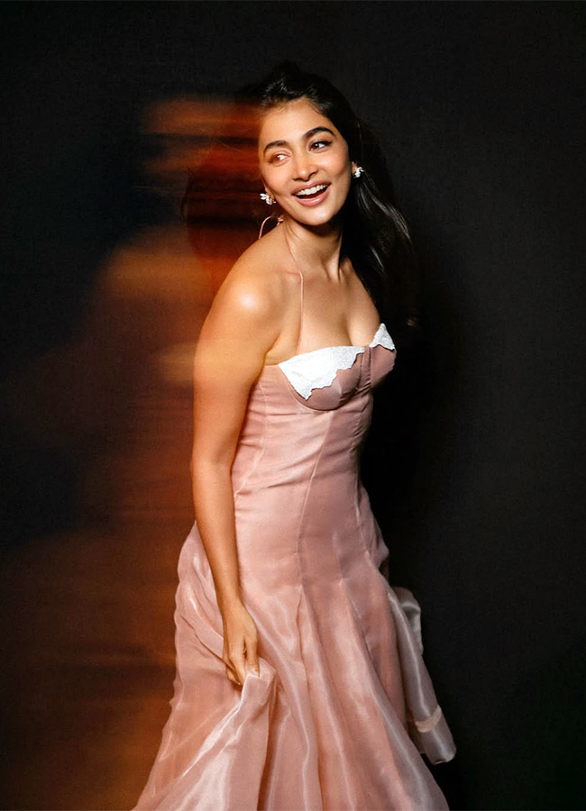 Doll Pooja Hegde smiley looks photos3