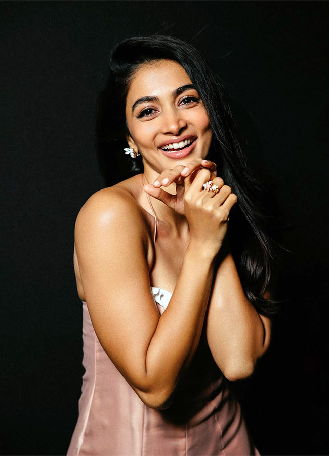 Doll Pooja Hegde smiley looks photos6