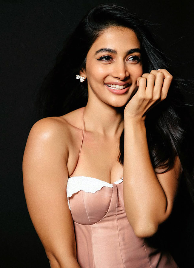 Doll Pooja Hegde smiley looks photos8
