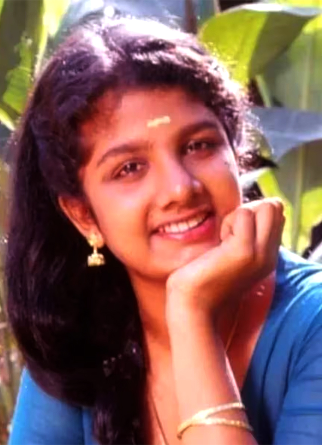 Actress Rambha Rare And Unseen Photos Viral17