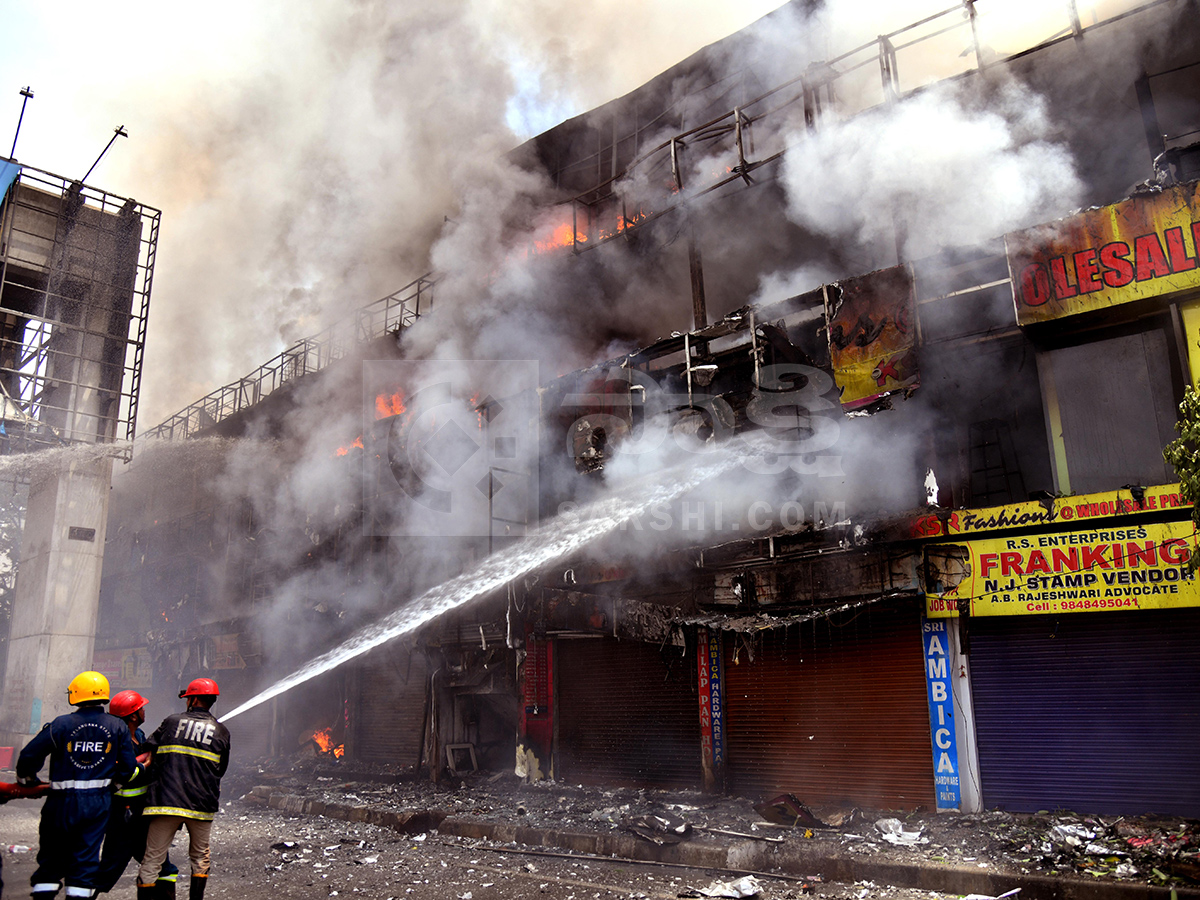 Hyderabad : Ameerpet Fire Accident HD Photos6