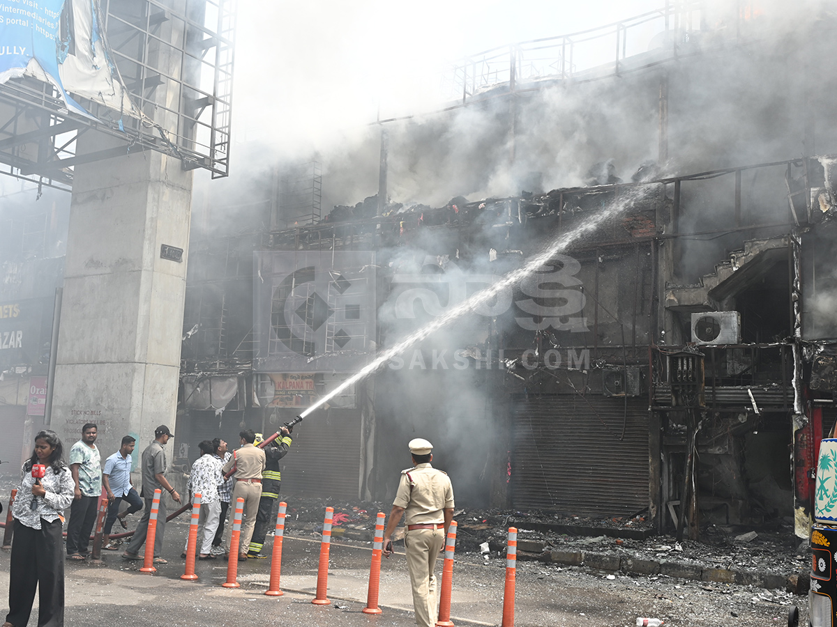 Hyderabad : Ameerpet Fire Accident HD Photos8