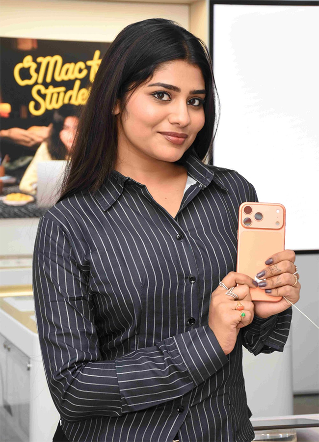Beautiful Actress Rashi Singh creates a Buzz in Panjagutta11
