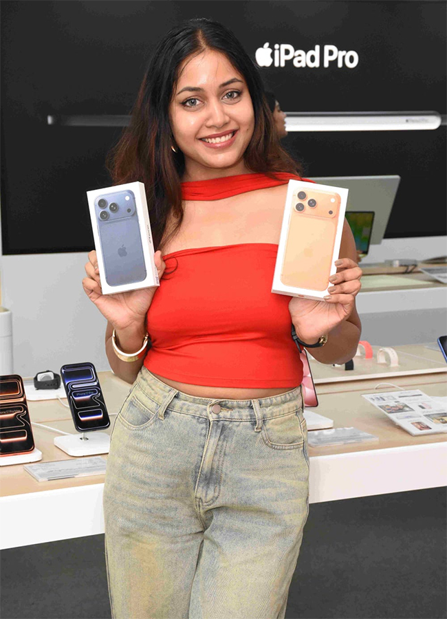 Beautiful Actress Rashi Singh creates a Buzz in Panjagutta14
