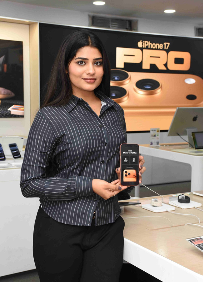 Beautiful Actress Rashi Singh creates a Buzz in Panjagutta16