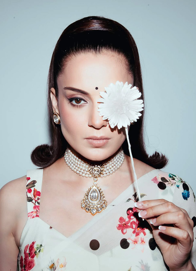 Kangana Ranaut stuns is floral polka dot saree...2
