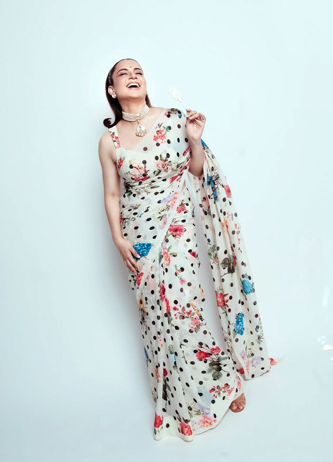 Kangana Ranaut stuns is floral polka dot saree...5