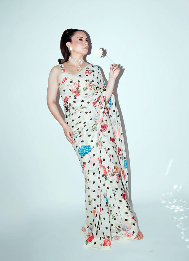 Kangana Ranaut stuns is floral polka dot saree...6
