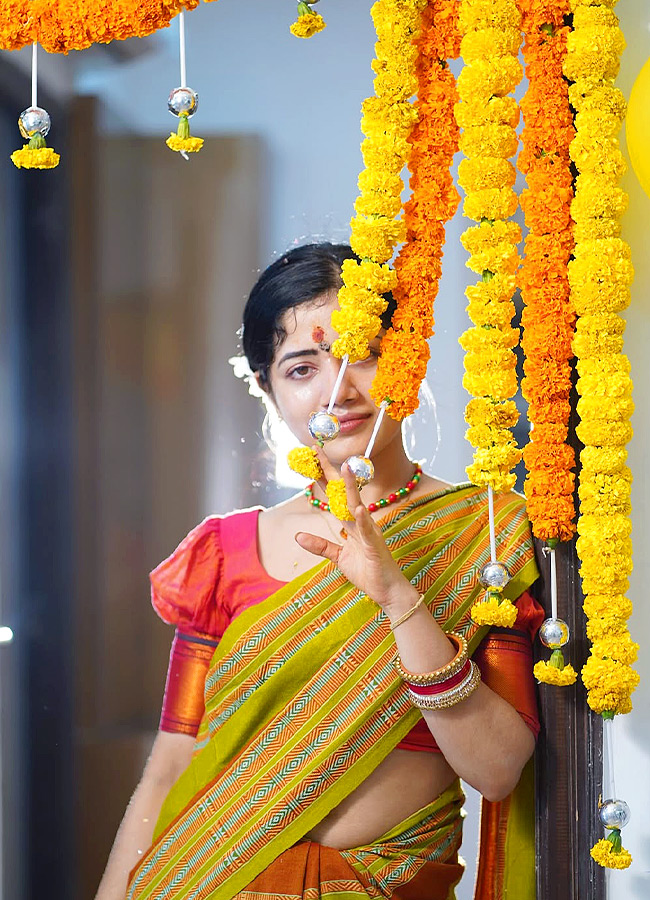 Interesting Facts And Beautiful Photos Of Kotha Malupu Actor bhairavi...10