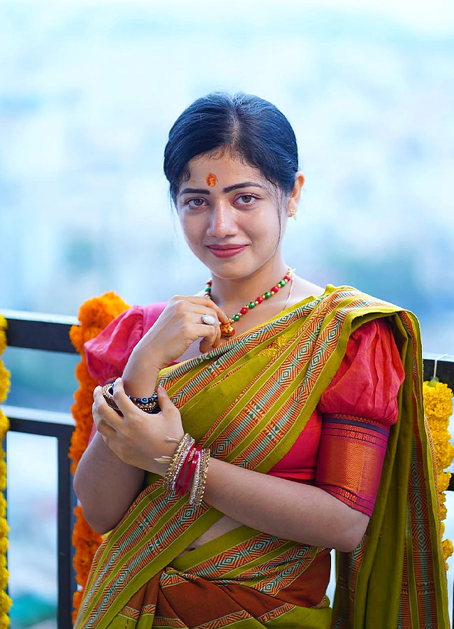 Interesting Facts And Beautiful Photos Of Kotha Malupu Actor bhairavi...7