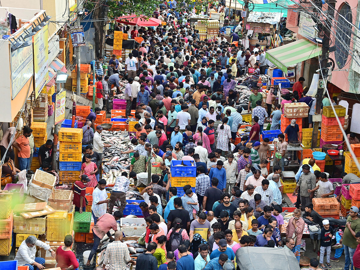  The beasts head effect a crowded market photos...2