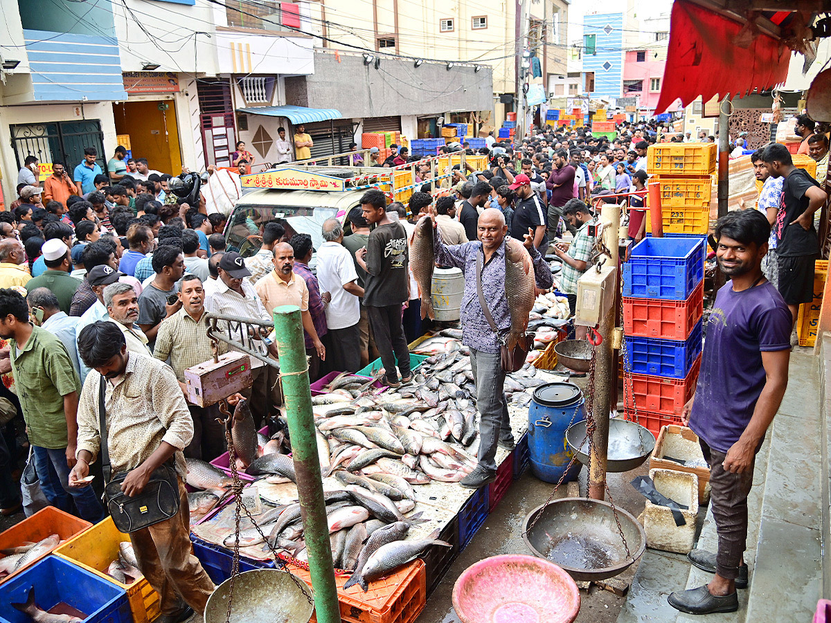  The beasts head effect a crowded market photos...3