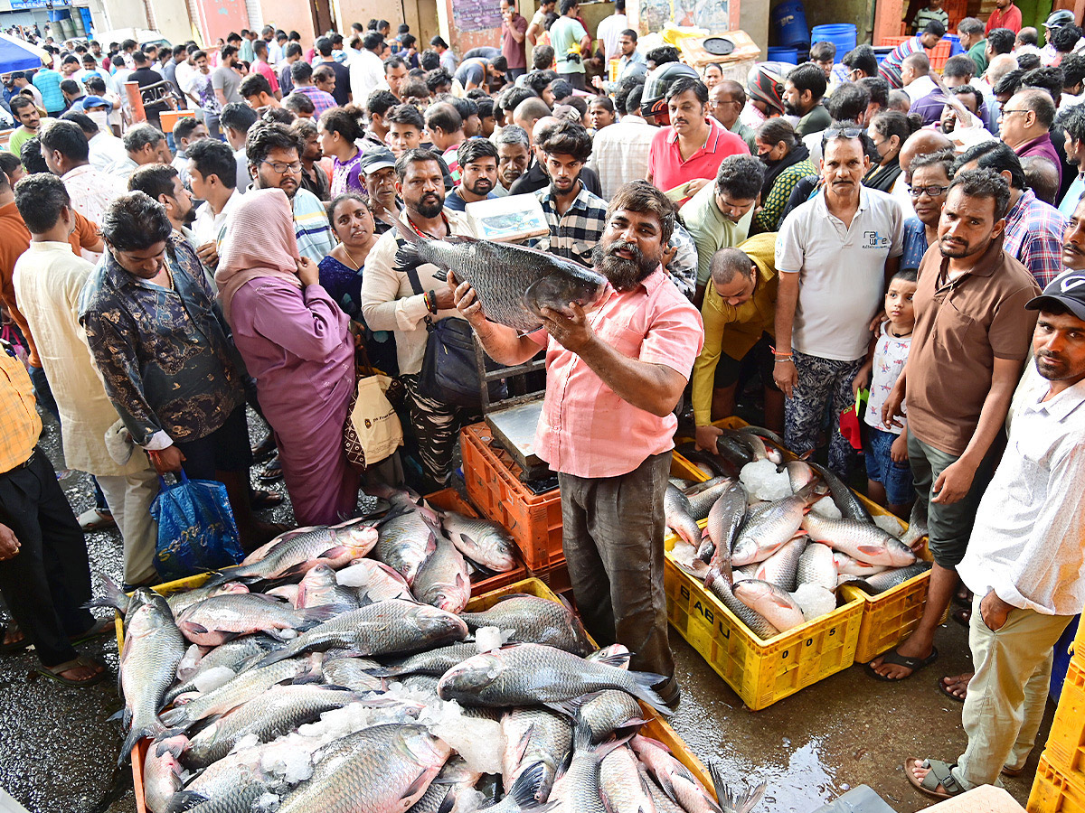  The beasts head effect a crowded market photos...5