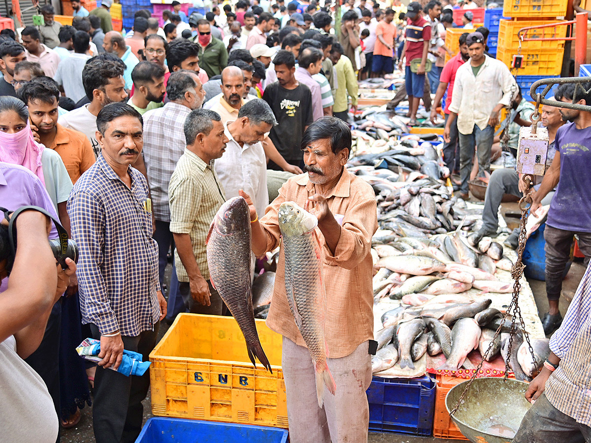  The beasts head effect a crowded market photos...6