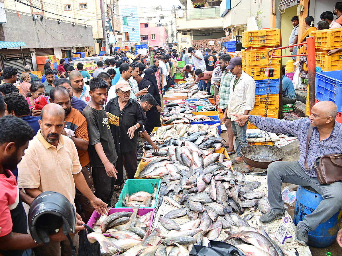 The beasts head effect a crowded market photos...8