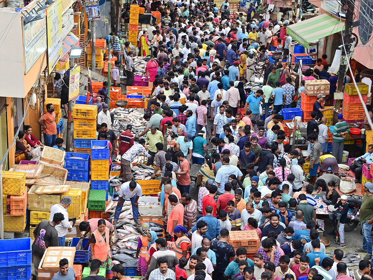  The beasts head effect a crowded market photos...9