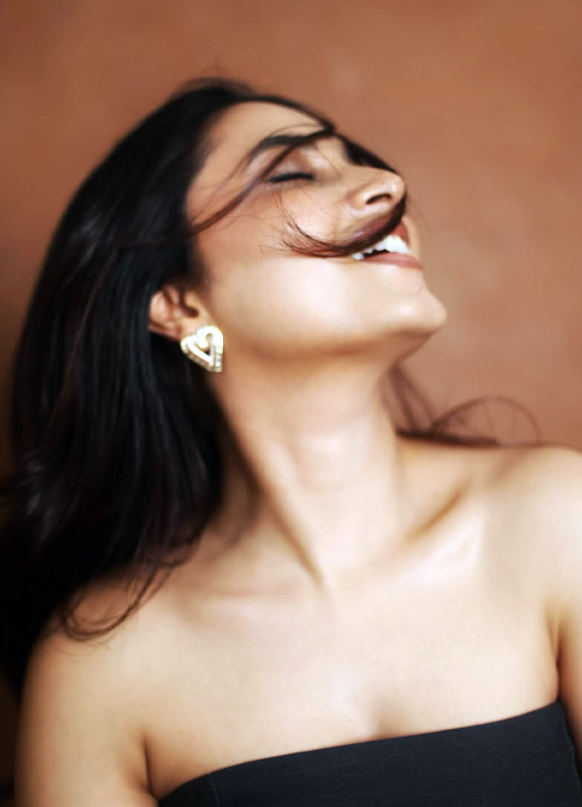 Priyanka Mohan stunning stills in a black dress photos...6