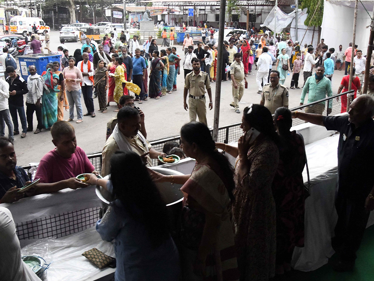 Everything is ready for the distribution of fish prasadam photos10