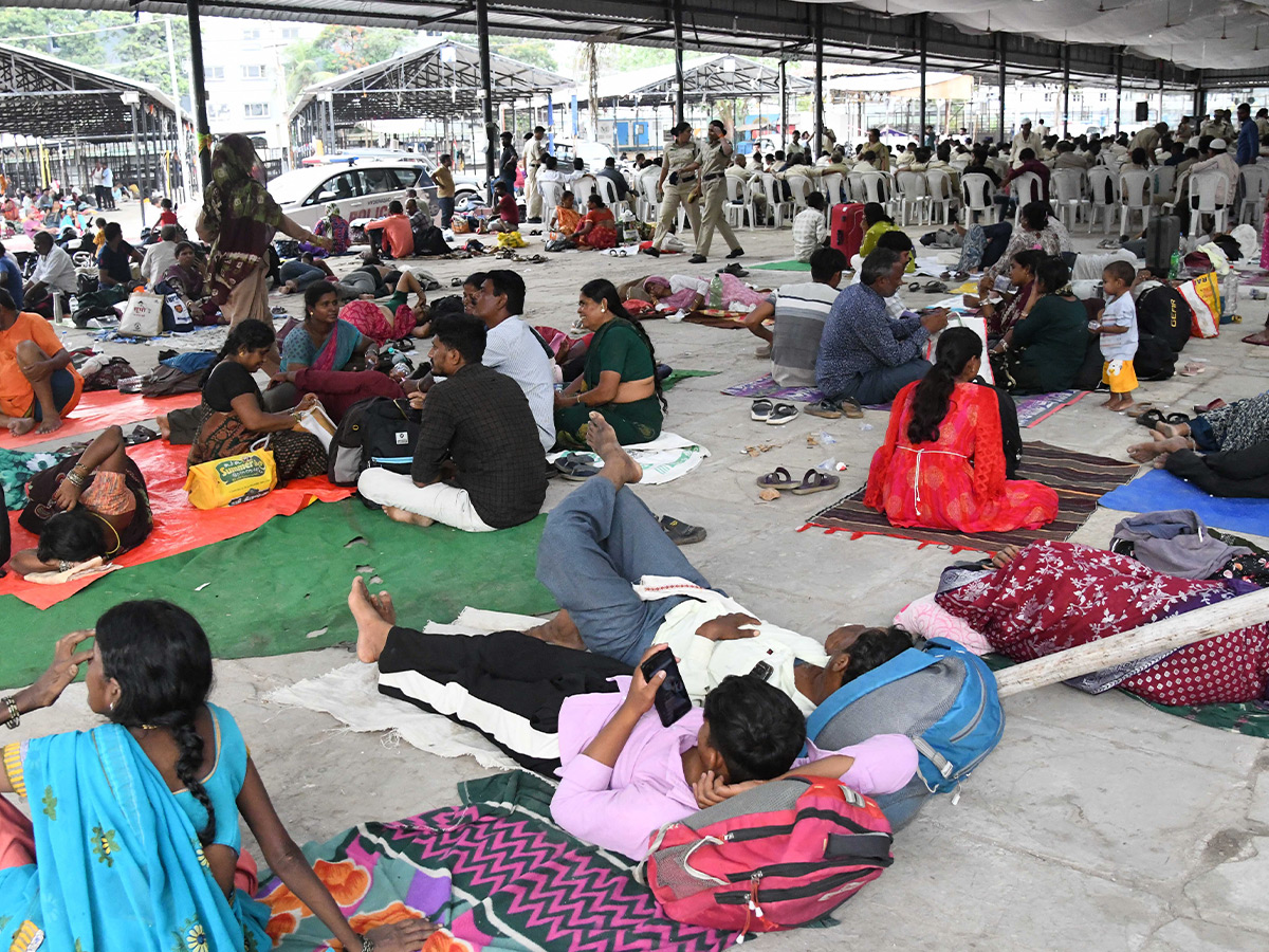 Everything is ready for the distribution of fish prasadam photos2